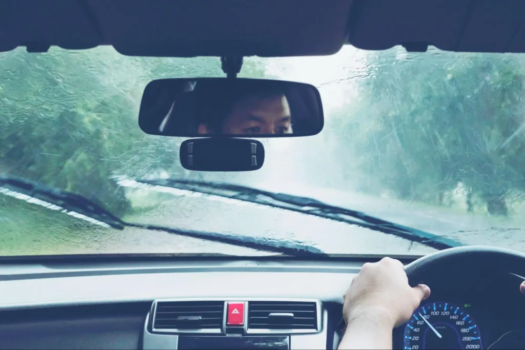 วิธีขับรถตอนฝนตกหนักให้ปลอดภัย